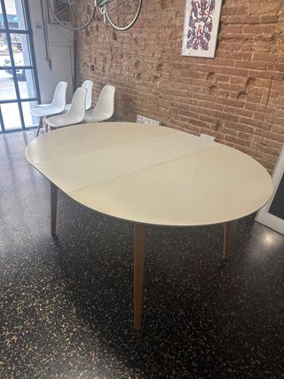 Mesa extensible blanca patas roble 120 - 200. M