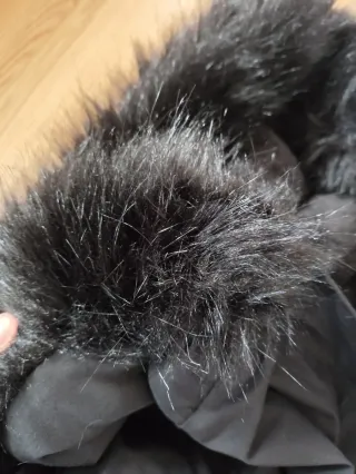 Abrigo negro con capucha y pelo