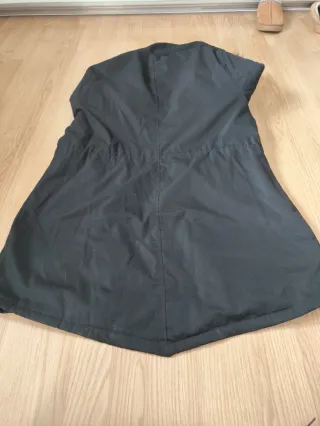 Abrigo negro con capucha y pelo