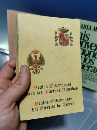 lote de libros y coleccionismo militar