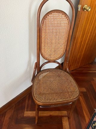 Sillas de comedor madera y mimbre.