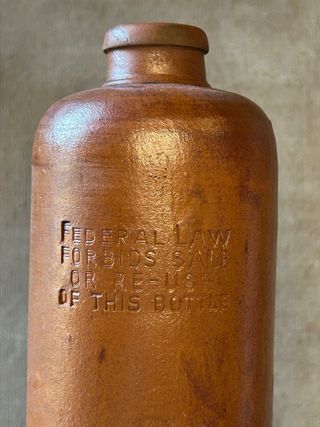 Antiche bottiglie in terracotta