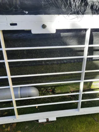 Puerta de reja blanca