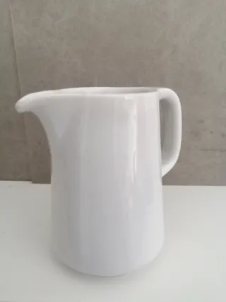 Lattiera in porcellana bianca