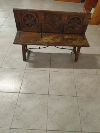 Banco antiguo de madera y metal