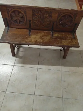 Banco antiguo de madera y metal