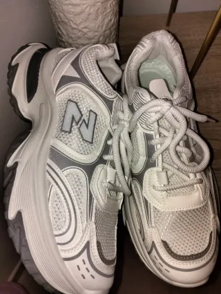 Tenis Deportivo Gris Blanco