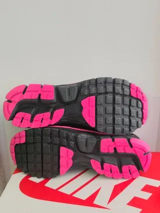 Nike Vomero 5 Negro y Rosa