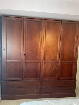 Armario ropero clásico de madera
