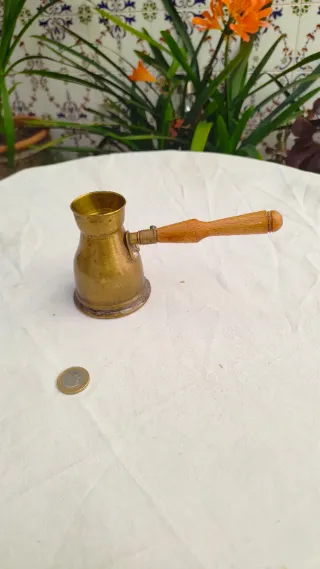 Antiguo cazo vaso chocolatera latón bronce sello