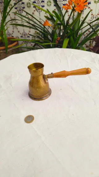Antiguo cazo vaso chocolatera latón bronce sello