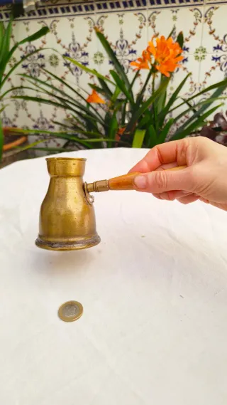 Antiguo cazo vaso chocolatera latón bronce sello