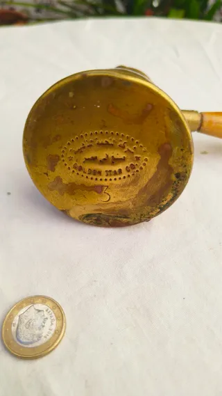 Antiguo cazo vaso chocolatera latón bronce sello