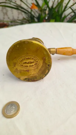 Antiguo cazo vaso chocolatera latón bronce sello