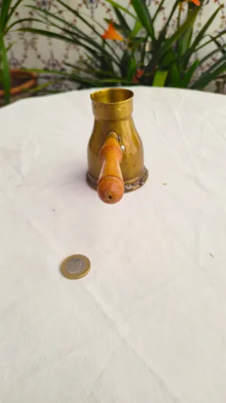Antiguo cazo vaso chocolatera latón bronce sello