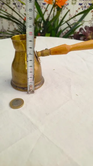 Antiguo cazo vaso chocolatera latón bronce sello