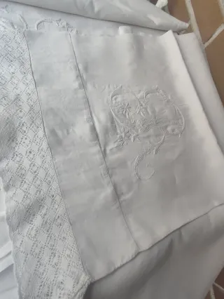 Juego de cama muy antiguo bordado de hilo.