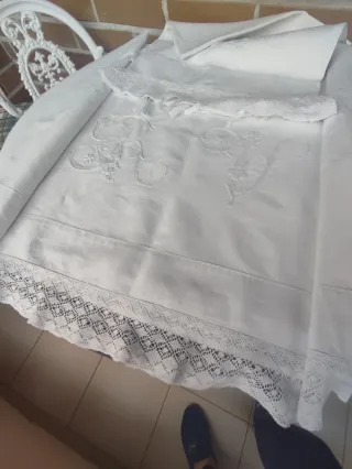 Juego de cama muy antiguo bordado de hilo.