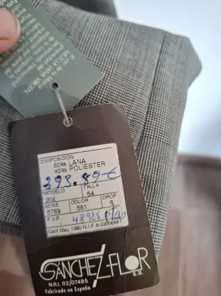 Traje de chaqueta  y pantalon gris. Estilo prínci