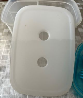 Fiambrera con compartimentos y cubiertos