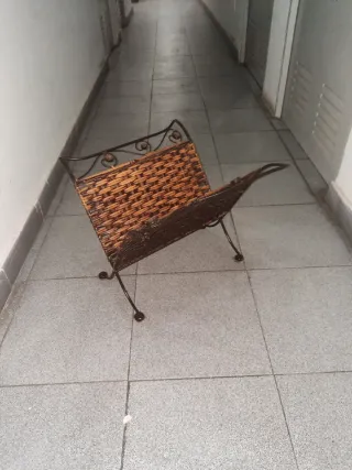 Revistero de mimbre y metal