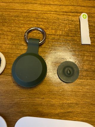 Apple AirTag con funda verde