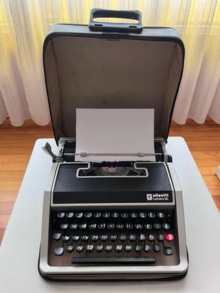 Máquina de escribir Olivetti Lettera DL