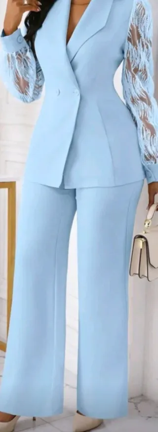 Traje azul claro con mangas de encaje