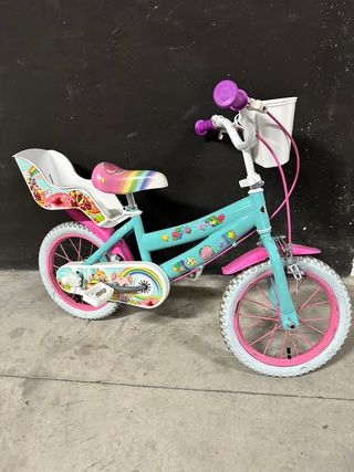 Bicicleta infantil con cesta y asiento trasero