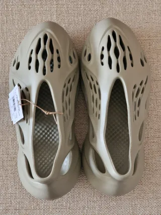 Yeezy Foam RNR Stone Salt
