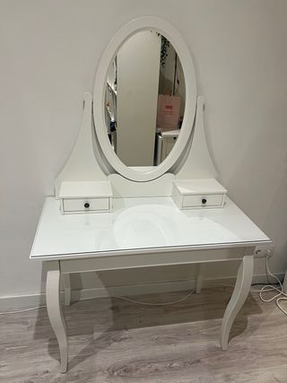 Tocador blanco con espejo ovalado