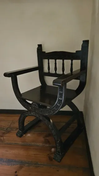 Silla de madera tallada estilo histórico