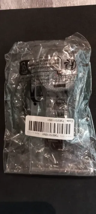 Reloj negro y plateado con pulsera