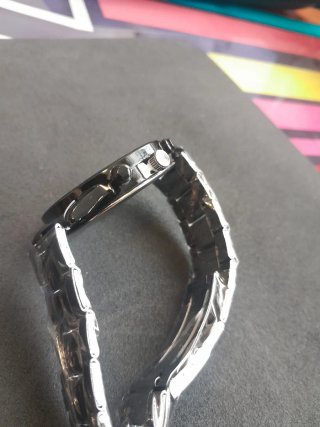 Reloj negro y plateado con pulsera