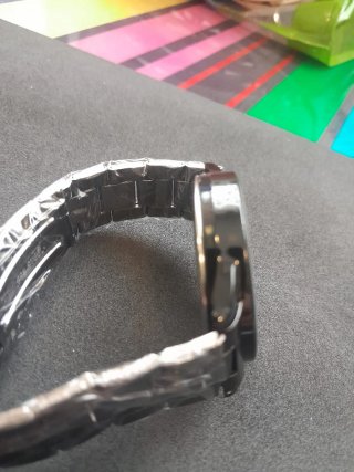 Reloj negro y plateado con pulsera