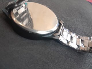 Reloj negro y plateado con pulsera