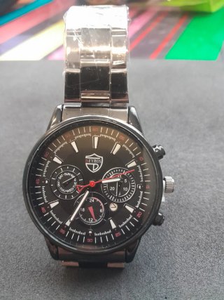Reloj negro y plateado con pulsera