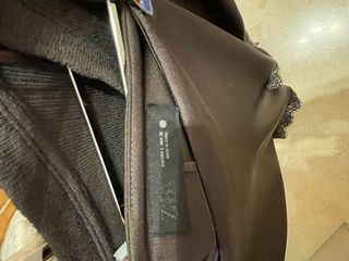 Falda satinada con encaje. Jersey asimétrico.