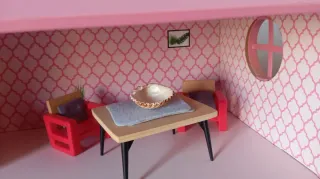 Casa de muñecas de madera con accesorios