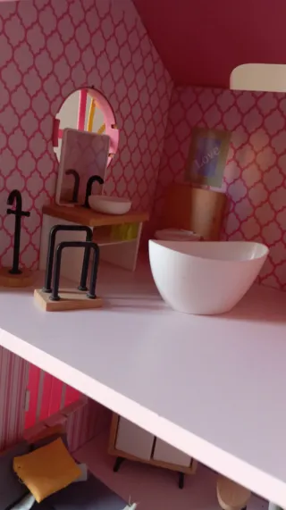 Casa de muñecas de madera con accesorios