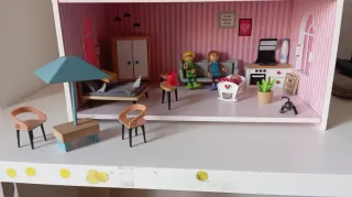 Casa de muñecas de madera con accesorios