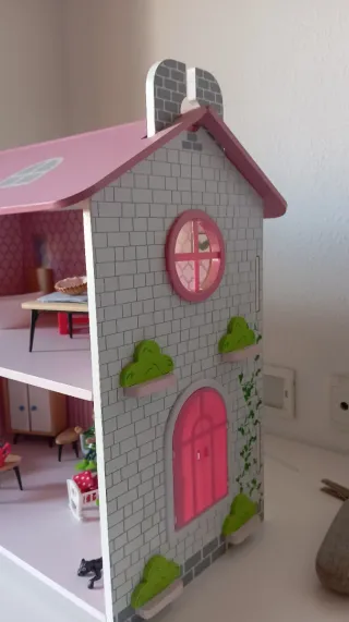 Casa de muñecas de madera con accesorios