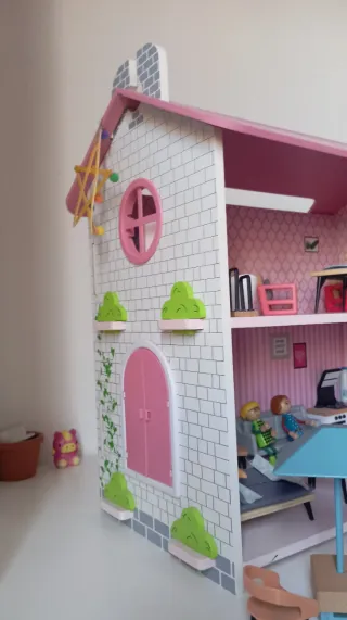 Casa de muñecas de madera con accesorios