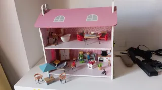 Casa de muñecas de madera con accesorios