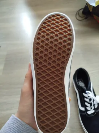 Vans negras talla 38 mujer nuevas sin usar.
