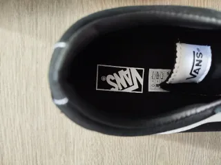 Vans negras talla 38 mujer nuevas sin usar.