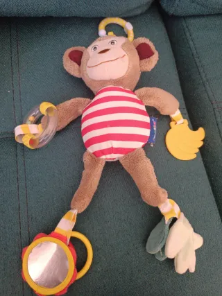 Mono de peluche con sonajero y espejo