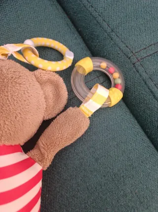 Mono de peluche con sonajero y espejo