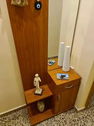 Mueble recibidor en buen estado.