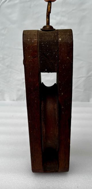 Polea de madera antigua